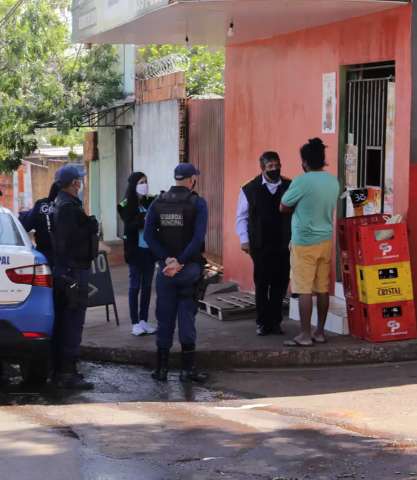 De chiparia a brechó, fiscais encontram portas abertas em 5 locais
