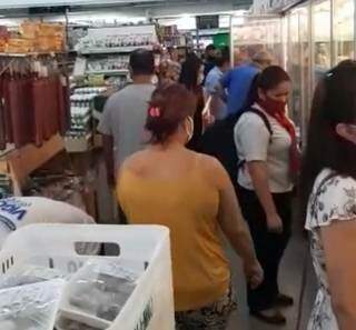 Lotação no mercado, ontem, revoltou leitor que gravou em vídeo a situação (Foto: Reprodução)