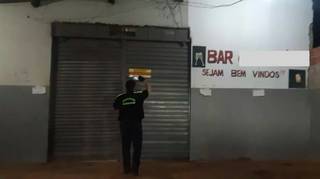 Semadur interdita bar que funcionava além das 20 horas, que é o horário determinado do Toque de Recolher em Campo Grande. (Foto: Guarda Municipal)