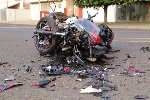 Motociclista é socorrido inconsciente após colisão com Onix na Avenida Ceará 