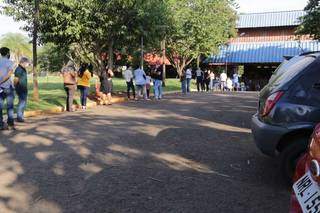 Fila para realização de testes da covid-19 no Parque Ayrton Senna em Campo Grande. (Foto: Kisie Ainoã) 