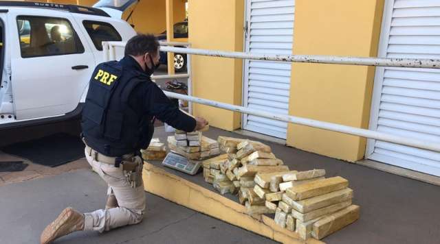 PRF encontra 121 quilos de maconha sob o assoalho de ve&iacute;culo parado na BR-267