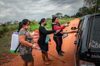 Mulheres terena organizam uma das barreiras sanitárias da Terra Indígena Taunay Ipegue em Aquidauana (Foto: Eric Marky Terena/ Conselho Terena)