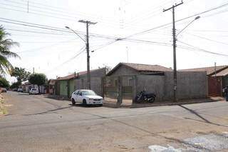 De m&aacute;scara, supeito chega atirando em casa e 2 ficam feridos