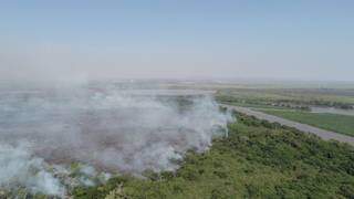 Fumaça mostra rastro do fogo avançando pelo Pantanal (Foto: Governo de MS/Divulgação)