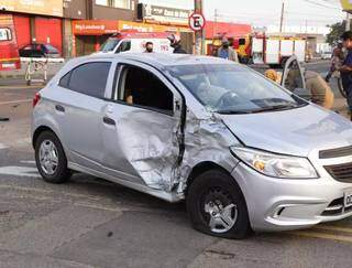 Lateral do carro ficou bestante danificada após colisão. (Foto: Kísie Ainoã)