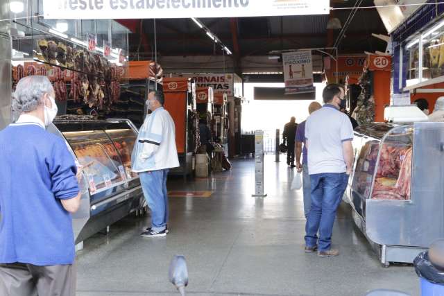 Com lojas fechadas, centro esvazia e movimento &eacute; baixo no come&ccedil;o da manh&atilde;