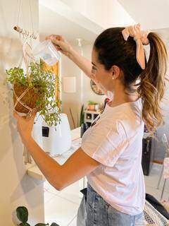 Juliana é médica apaixonada por plantas e dá dicas quase todos os dias em seu Instagram para quem deseja levar o verde para dentro do apartamento. (Foto: Arquivo Pessoal)