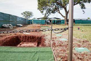 Enterro de vítima da covid-19 em cemitério de Campo Grande. (Foto: Henrique Kawaminami)