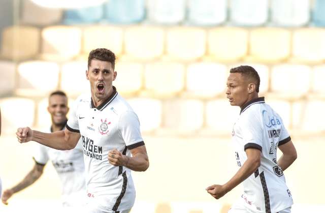 Rival ajuda, Corinthians faz sua parte e avança para quartas de final