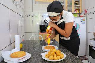 Raquel Rodas Valério montando o bolo. (Foto: Paulo Francis)