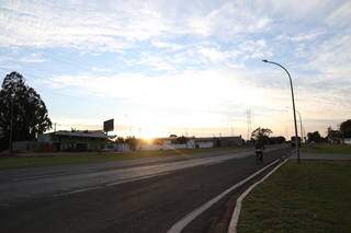 Dia começou com céu claro e temperatura baixa em Campo Grande (Foto: Paulo Francis)