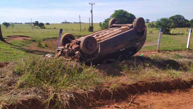 Homem perde controle de carro e capota em estrada vicinal