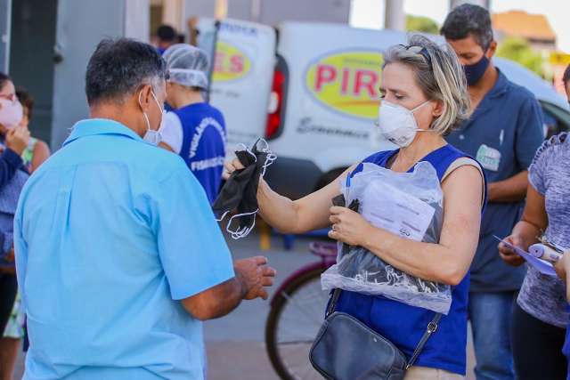 &Ocirc;nibus da Blitz Covid faz testagem e distribui m&aacute;scaras na Ceasa