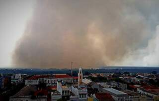 Com lançamentos de água, fumaça encobriu região de Corumbá. (Foto: Saul Schramm)