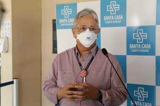 Luiz Alberto Kanamura, superintendente de gestão médico-hospitalar, deu coletiva de imprensa para fazer apelo: &#34;fiquem em casa&#34; (Foto: Kíse Ainoã)