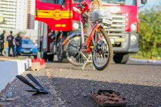 Bicicleta elétrica foi atingida por carro no cruzamento da Via Parque com a Rua Rio Negro. (Foto: Silas Lima)