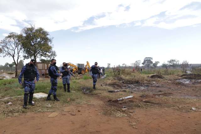 Fam&iacute;lias montam acampamento pr&oacute;ximo a aterro e s&atilde;o retiradas pela prefeitura