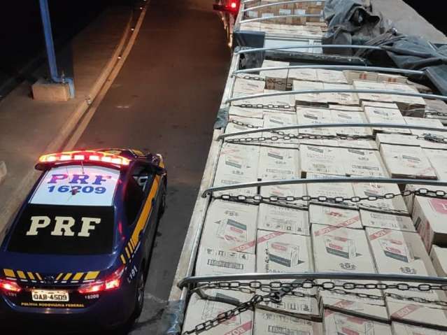 Caminhoneiro abandona carga de cigarro avaliada em R$ 2,2 milh&otilde;es