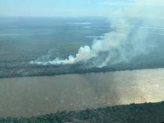 Fumaça vista na semana passada próxima da região da Serra do Amolar com Rio Paraguai cortando o caminho (Foto: Divulgação/IHP)
