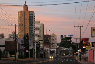 Dia amanhecendo com céu colorido na capital sul-mato-grossense (Foto: Kisie Aionã)