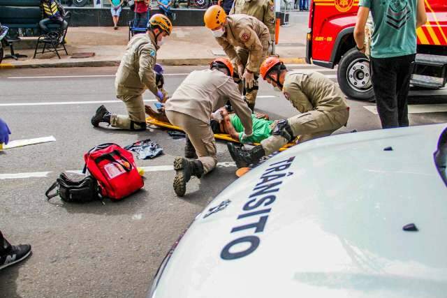Idoso tem ferimentos graves ao ser atropelado por moto na Afonso Pena 