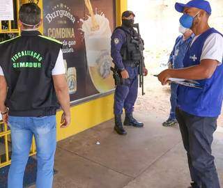 Fiscalização da Semadur, acompanhada da Guarda Civil Metropolitana neste fim de semana. (Foto: )