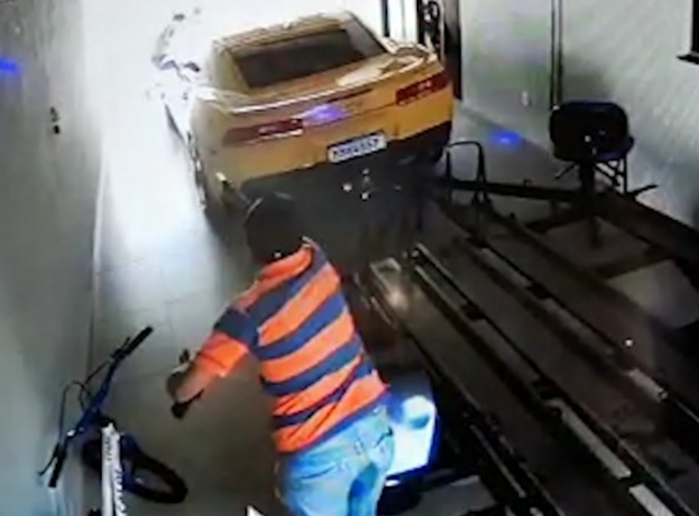 V&iacute;deo mostra momento em que traficante &eacute; baleado no port&atilde;o de casa