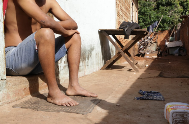 Jovem que era acorrentado volta para casa, mas continua sem tratamento 