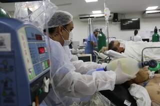Paciente é mantido vivo pelas mãos de profissional de saúde que manipula o ambú, instrumento de ventilação usado na falta de respiradores mecânicos (Foto: Santa Casa/Divulgação)