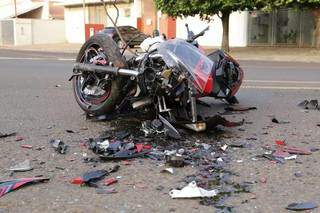 Motocicleta ficou destruída após colisão com Chevrolet Onix no cruzamento da Avenida Ceará com a Rua Xingú no sábado (25) (Foto: Kísie Ainoã/Arquivo)