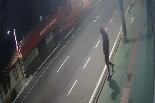 Sem medo, ladr&atilde;o fica mais de 1h30 dentro de restaurante na Rua Brilhante