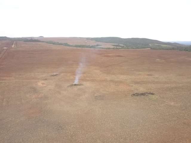 Mesmo durante per&iacute;odo de seca, fazendeiro incendeia vegeta&ccedil;&atilde;o e represa c&oacute;rrego