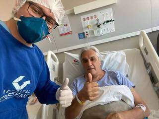 Delcídio, ainda no hospital, posa para foto com profissional da equipe (Foto: Facebook/Reprodução)