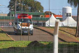 Ambulância deixa Hospital Regional, que está na linha de frente à covid-19 (Foto: Marcos Maluf/Arquivo)