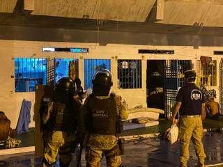 Policiais cumprem mandado na Operação Flashback na Bahia (Foto/Divulgação)
