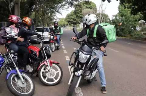 "Estão arriscando a própria vida": Marquinhos faz alerta a motoentregadores