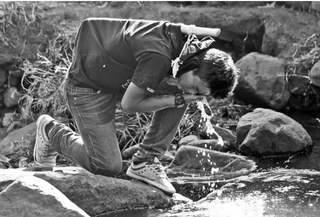 Foto de arquivo de guarani kaiowá lavando rosto em aldeia. (Foto: Arquivo/Campo Grande News/Marcos Ermínio)