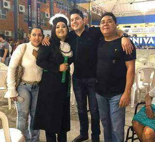 A família do cantor reunida antes da pandemia. Da esquerda pra direita: Marizete Barros Lima, Michele Bianca da Silva, Diego e o pai, Dervande de Arruda e Silva. (Foto: Arquivo pessoal)