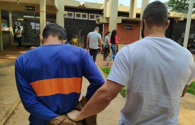 Pol&iacute;cia prende casal que assaltou dono de celular anunciado na internet