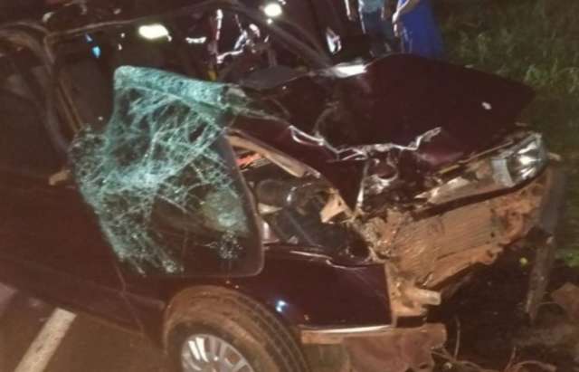 Motorista morre a caminho de hospital após bater carro contra árvore