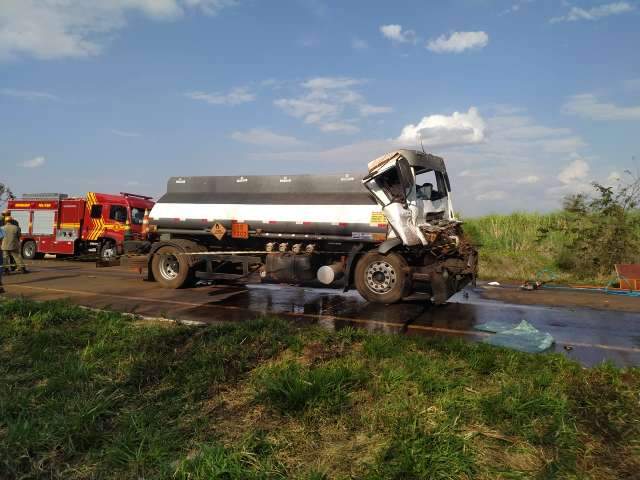 Identificado motorista morto em acidente entre dois caminhões