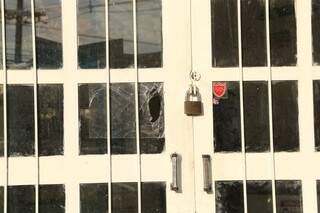 Vidro de porta foi quebrado por ladrão. (Foto: Kísie Ainoã)