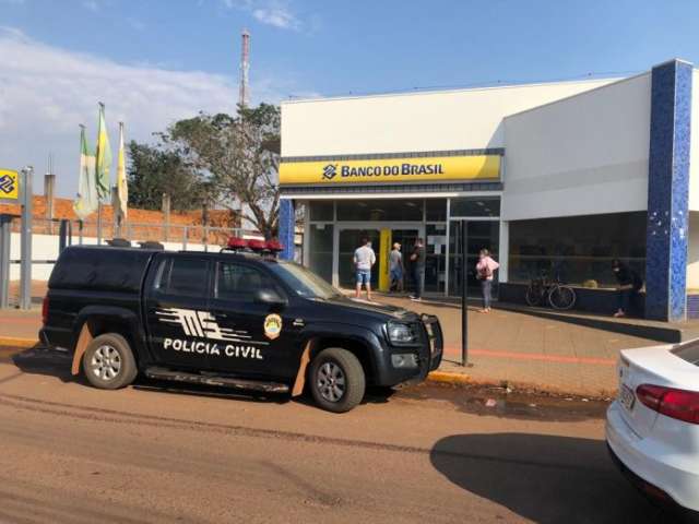 Bandidos invadem banco, rendem funcion&aacute;rios e fogem levando dinheiro de cofre