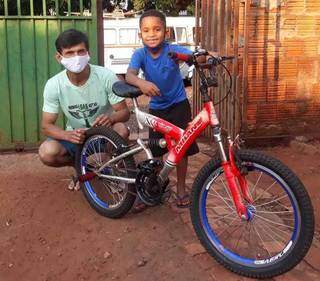 Valdemir entregou a bike de número 500 para o menino Davi (Foto: Arquivo pessoal)