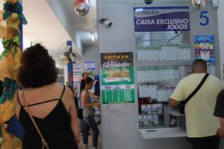 Apostadores aguardando atendimento em lotérica. (Foto: Arquivo) 