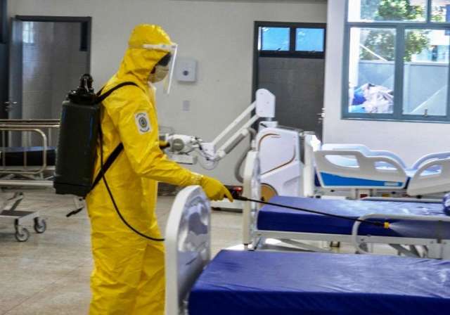 M&eacute;dicos denunciam superlota&ccedil;&atilde;o em hospital refer&ecirc;ncia para covid-19