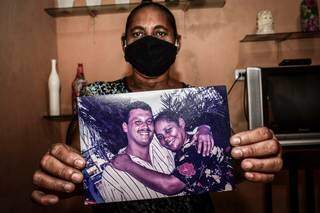 Lucinele segura foto do marido, preso no dia 27 de maio acusado de estar foragido por condenação da Justiça de Mato Grosso do Sul (Foto: Veetmano/Agência JC Mazella)
