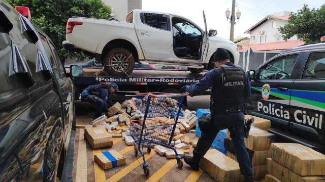 Traficante foge da pol&iacute;cia e abandona caminhonete lotada de maconha