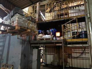 Funcionários de indústria jogam maconha em forno, hoje em Dourados (Foto: Divulgação)